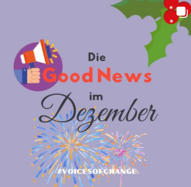 Der rot-schwarze Schriftzug "Good News im Dezember" ist vor einem lila Hintergrund mit Feuerwerken zu sehen. Oben rechts ist ein grünes Ilex-Blatt mit roten Beeren abgebildet, links ein Lautsprecher in rot/weiß..