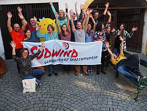 TeilnehmerInnen von EVOLVET bei einem Treffen in Warschau, posieren mit einem Südwind-Banner