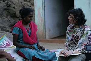 Eine Südwind-Aktivistin im Gespräch mit einer Frau in traditionellem Gewand