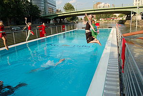 SchwimmerInnen am Badeschiff in Wien