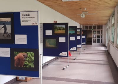 Palmöl-Ausstellung in einem Hochschulgebäude