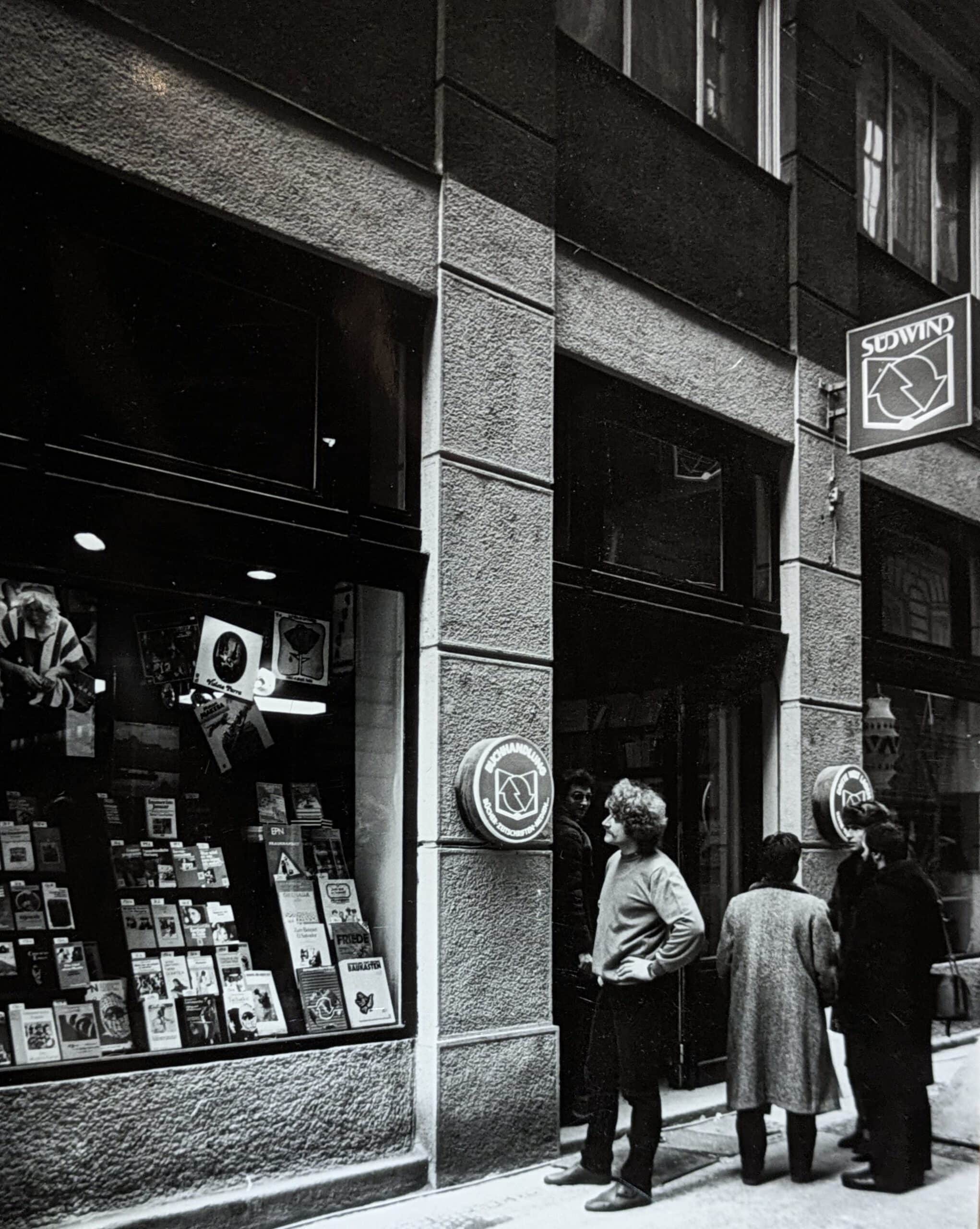 Auslage der Südwind Buchwelt in der Wiener Kleeblattgasse in den 1980ern