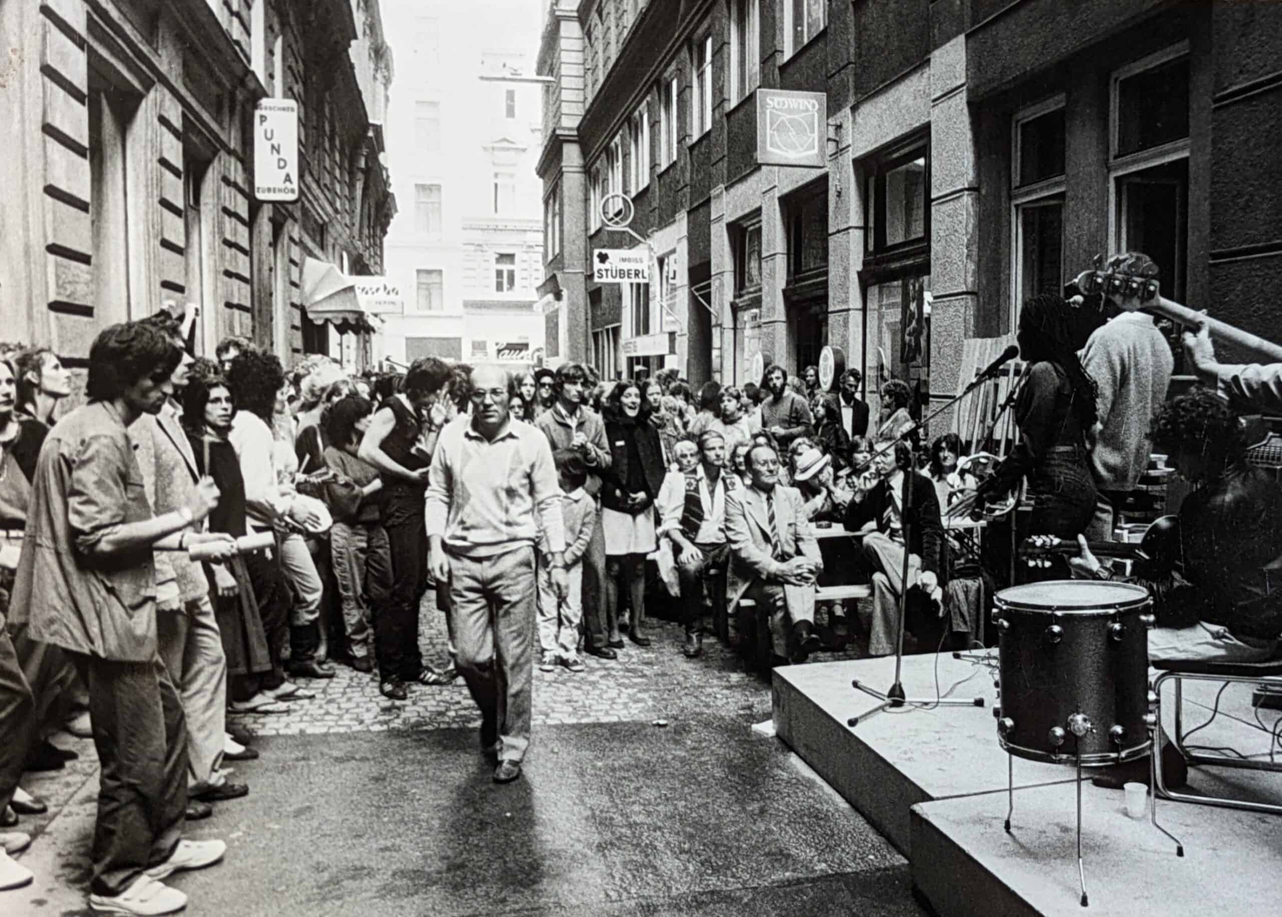 Eine Menschenmenge bei einem Konzert während des Südwind Straßenfestes 1984