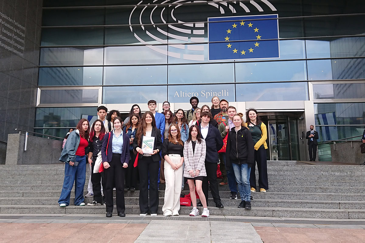 Gruppe Jugendlicher des My Resistance-Projekts von Südwind vor dem EU-Parlament in Brüssel