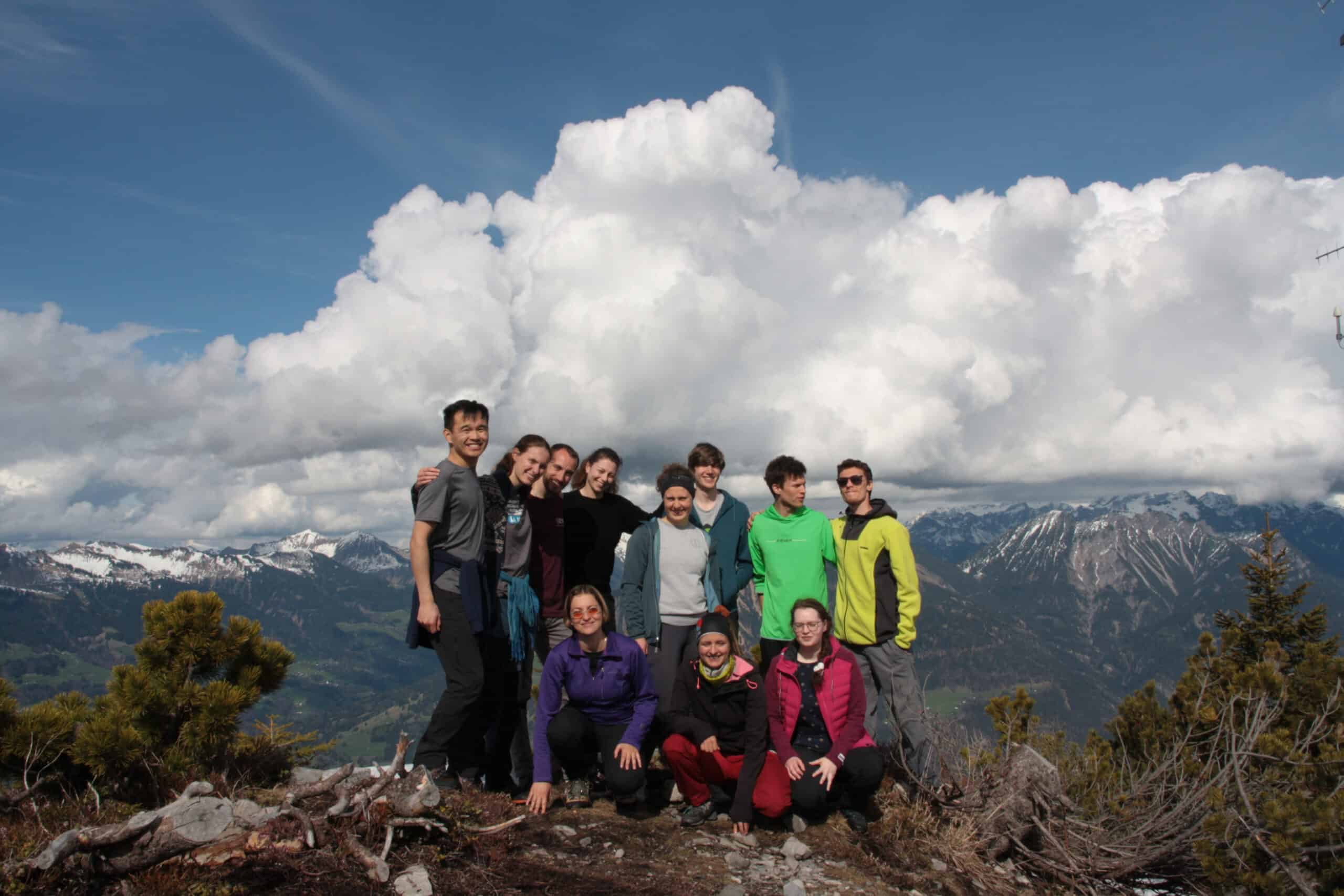 Gipfelfoto mit einer Gruppe Klimaaktivist:innen