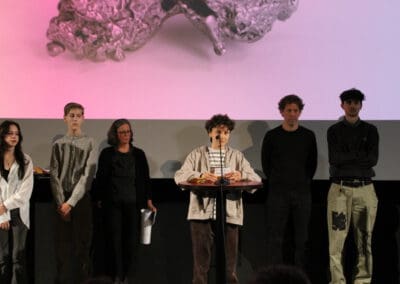 Lena Wieser (IFFI-Jugendjury) verliest das Statement auf Deutsch und vergibt den Südwind Filmpreis an "BAAVGAI BOLOHSON"